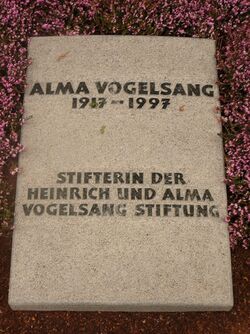 Foto: Grabstein von Alma Vogelsang